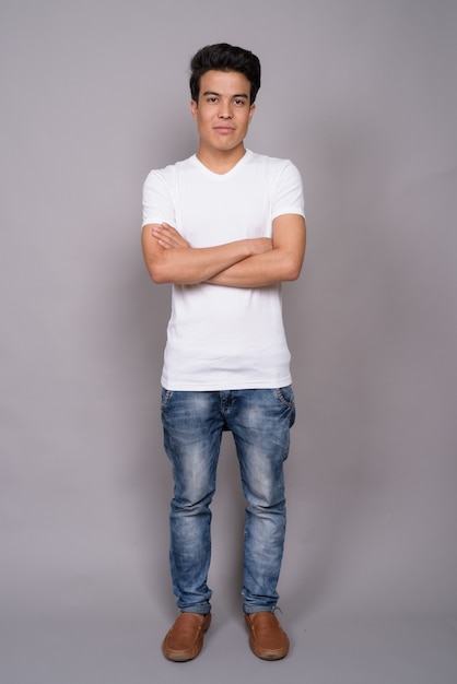 jeune homme asiatique, porter, chemise blanche, contre, mur gris