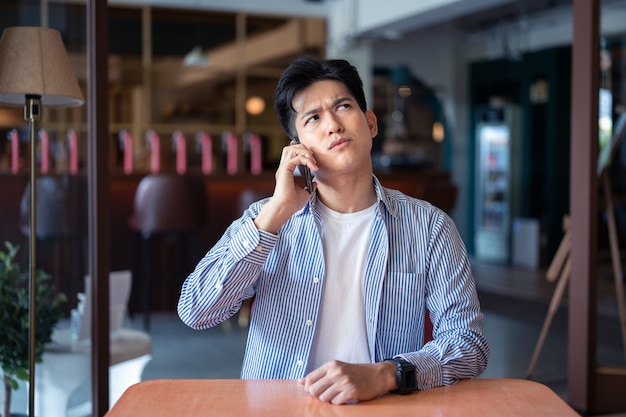 Jeune homme asiatique avec smartphone