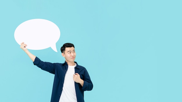 Jeune Homme Asiatique Souriant Tenant La Bulle De Dialogue Vide Et La Pensée