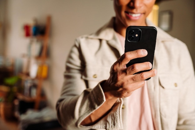 Jeune homme asiatique sur téléphone portable