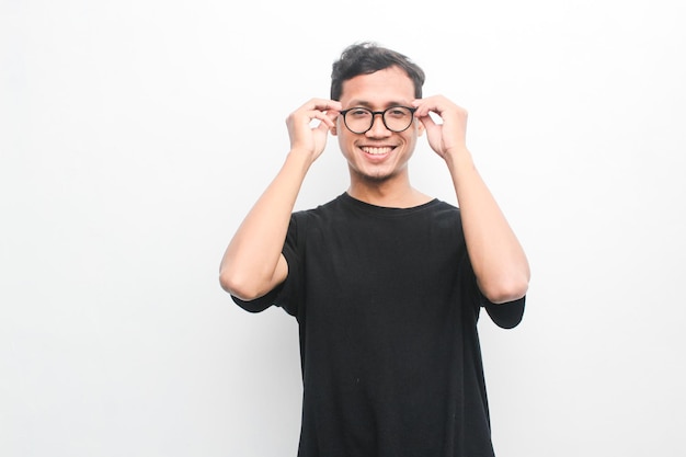 Jeune homme asiatique tenant les lunettes qu'il porte Concept de modèle publicitaire