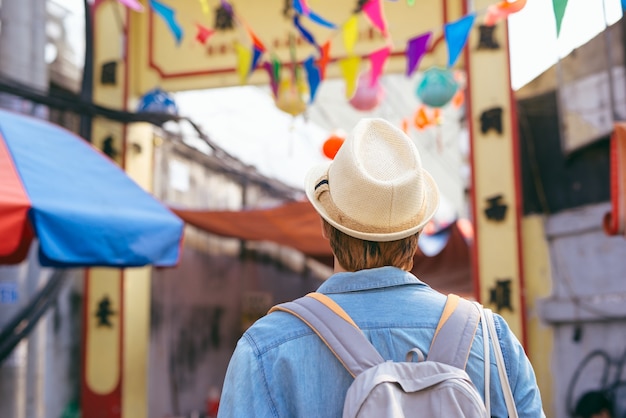 Jeune homme asiatique voyageur shopping marchant sur le marché de rue