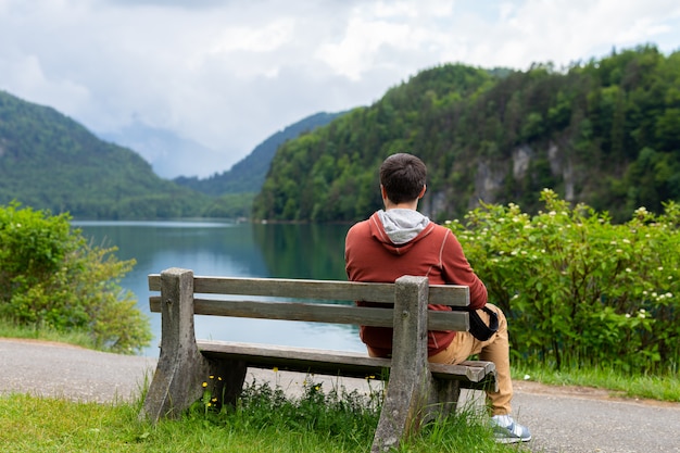 Jeune homme assis sur un banc