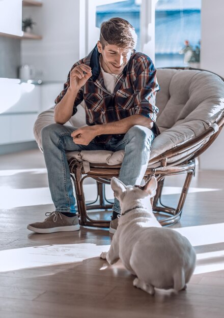 Jeune homme assis dans un salon confortable