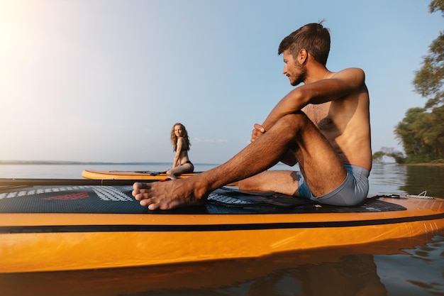 Jeune homme assis sur la planche de sève