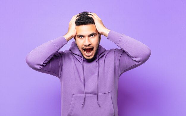 Jeune homme athlète hispanique avec une expression effrayée