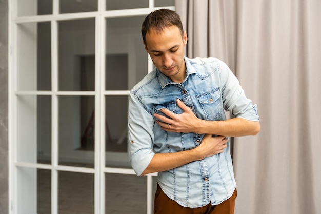 Le jeune homme athlétique a une crise cardiaque soudaine