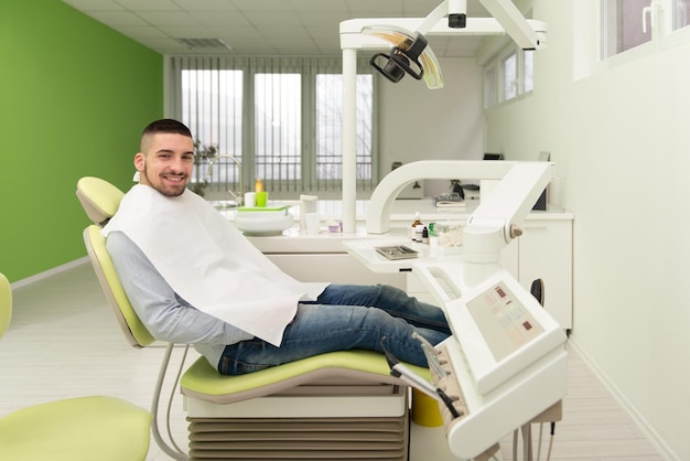 Jeune homme en attente d'un examen dentaire