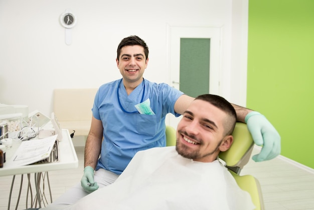 Jeune homme en attente d'un examen dentaire
