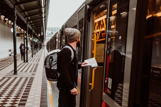 Un jeune homme en attente à la gare