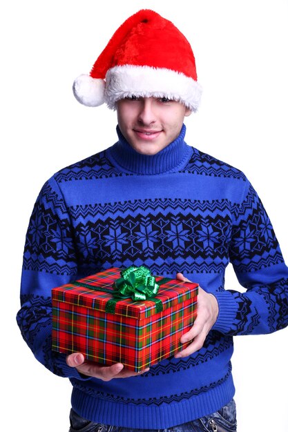 Jeune homme au bonnet rouge avec cadeau de noël