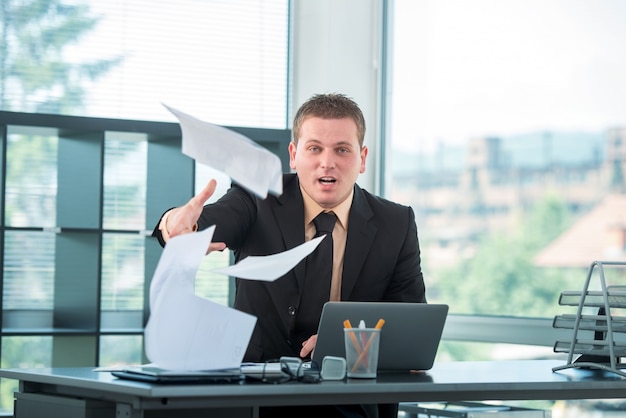 Jeune homme au bureau