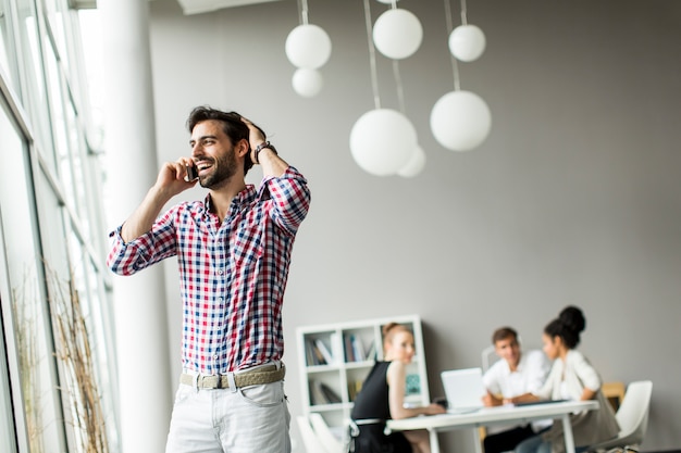 Jeune homme au bureau