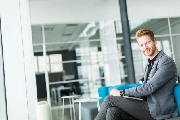 Jeune homme au bureau