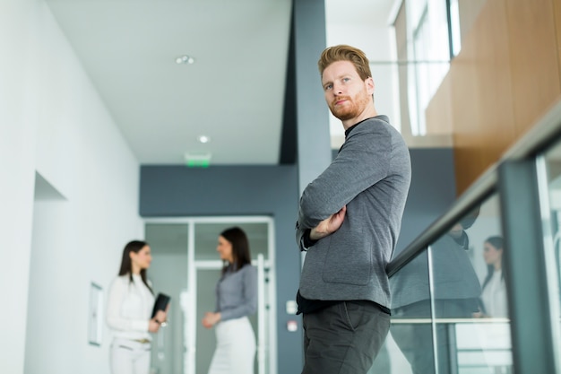 Jeune homme au bureau