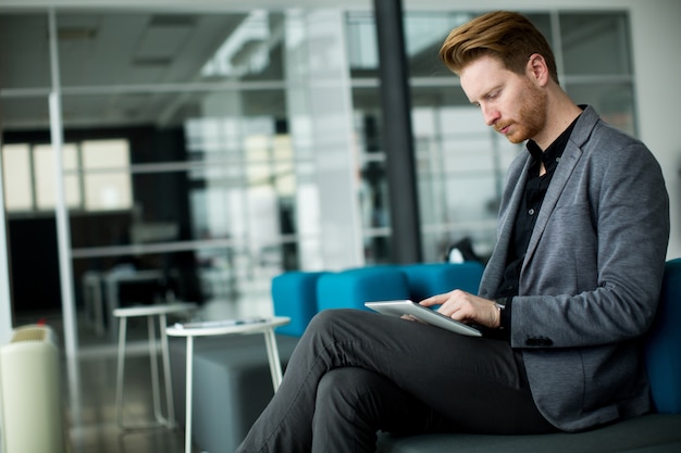 Jeune homme au bureau