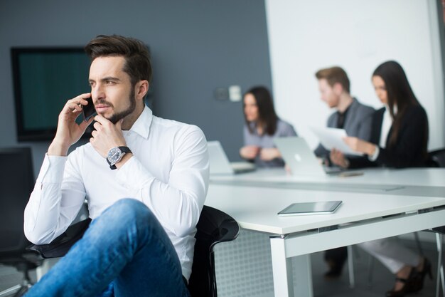 Jeune homme au bureau