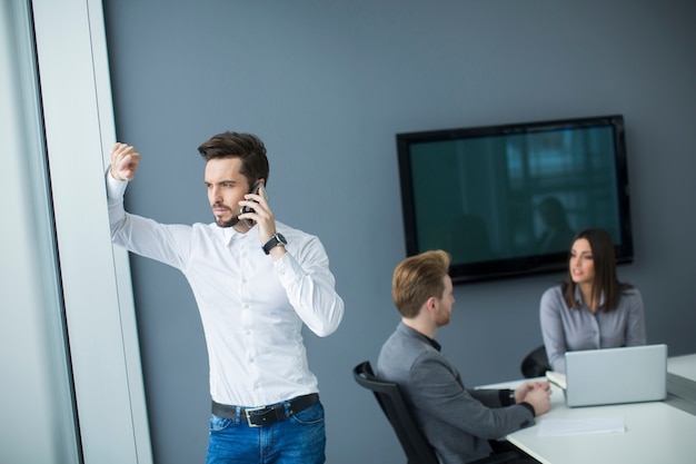 Jeune homme au bureau