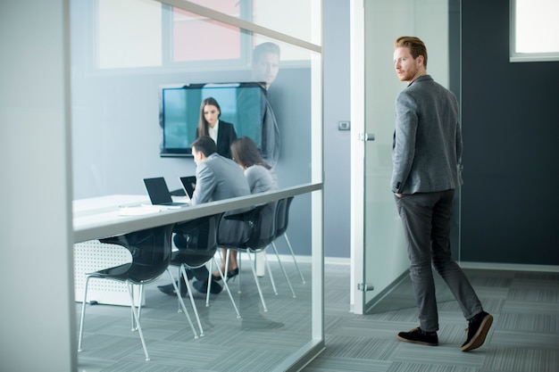 Jeune homme au bureau