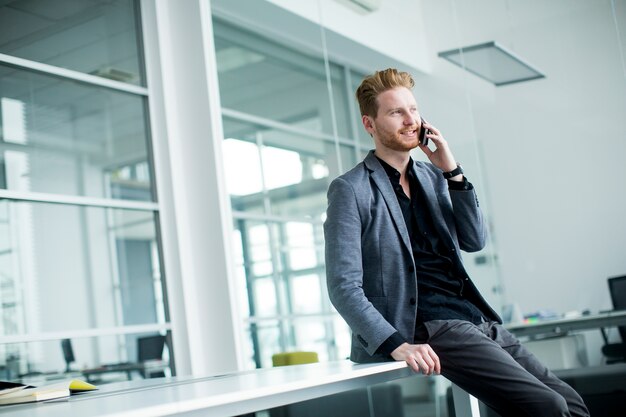 Jeune homme au bureau