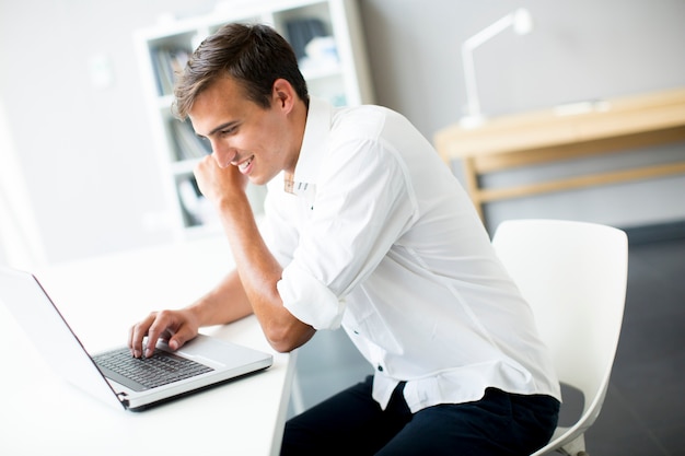 Jeune homme au bureau