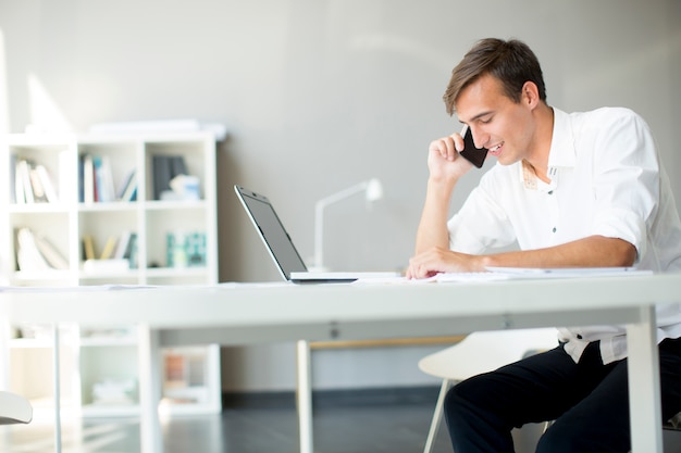 Jeune homme au bureau