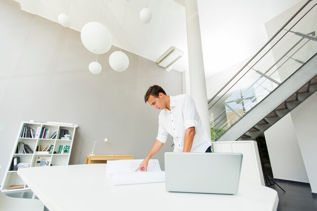 Jeune homme au bureau