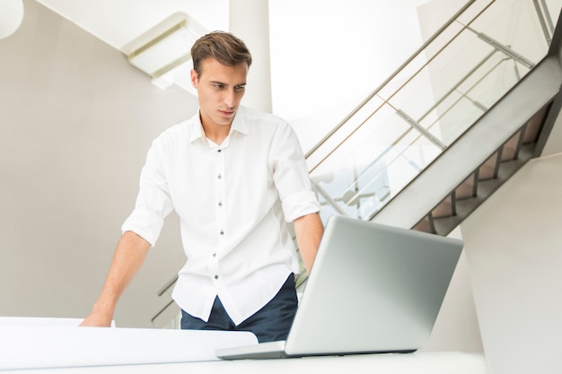 Jeune homme au bureau