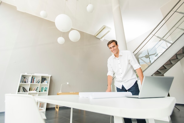 Jeune homme au bureau