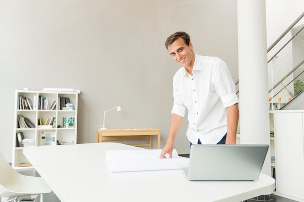 Jeune homme au bureau