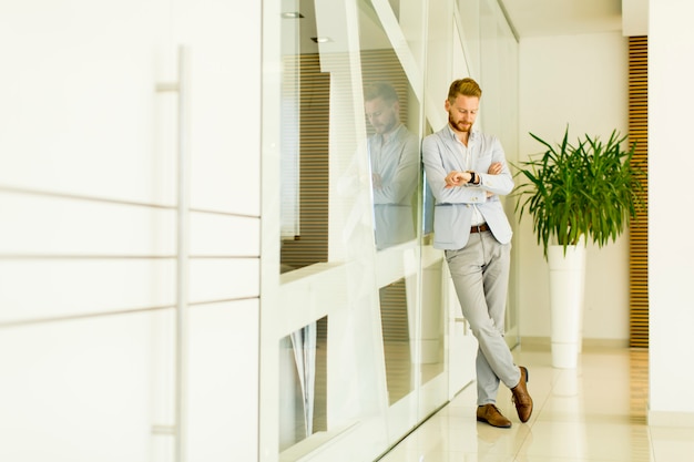 Jeune homme au bureau