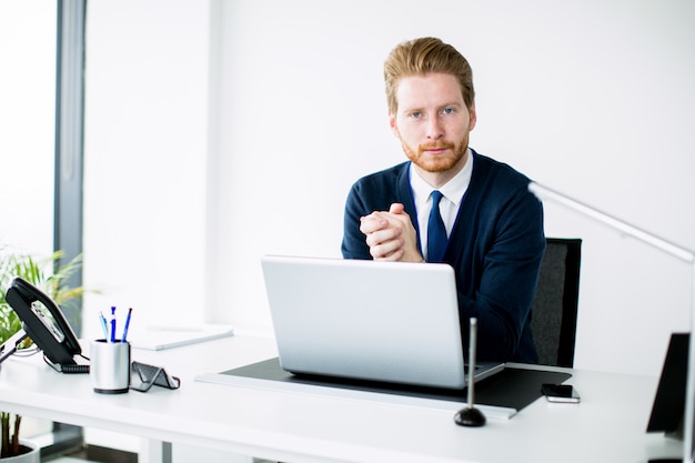 Jeune homme au bureau