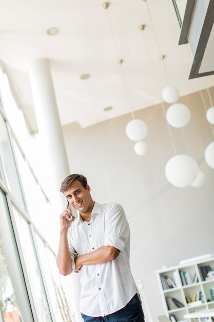 Jeune homme au bureau