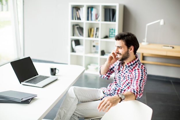 Jeune homme au bureau