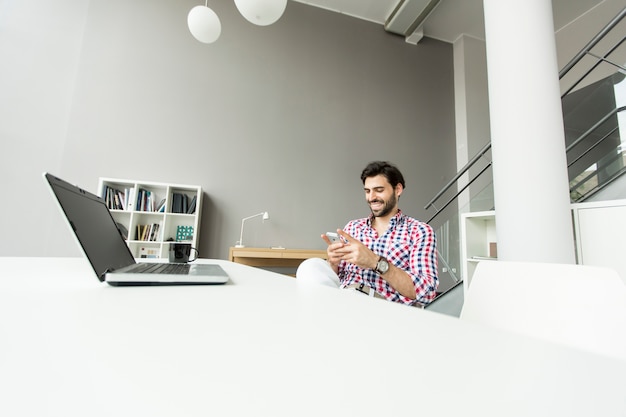 Jeune homme au bureau