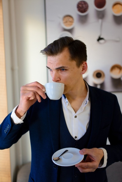 Jeune homme au café, boire du café