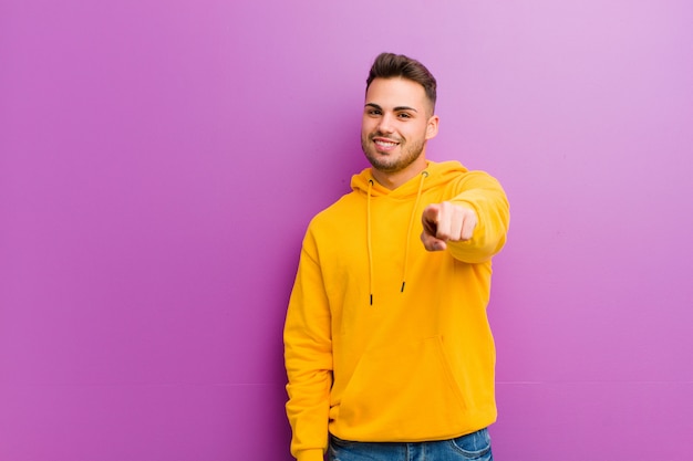 Jeune homme au look décontracté sur fond violet