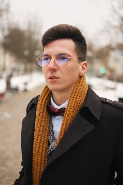 Jeune homme au look urbain à New York.