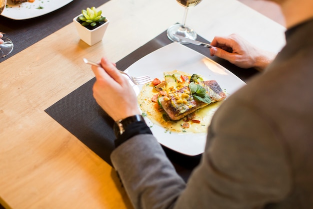 Jeune homme au restaurant