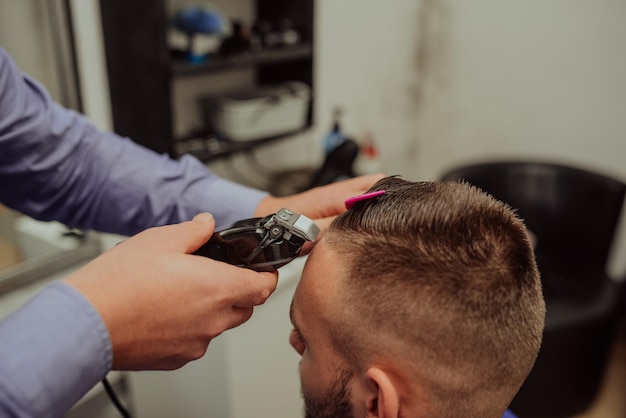 Jeune homme au salon de coiffure Concept de service de soins capillaires Mise au point sélective Photo de haute qualité