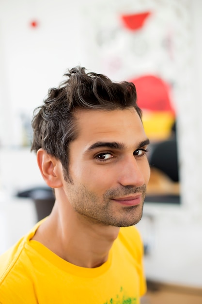 Jeune homme au salon de coiffure