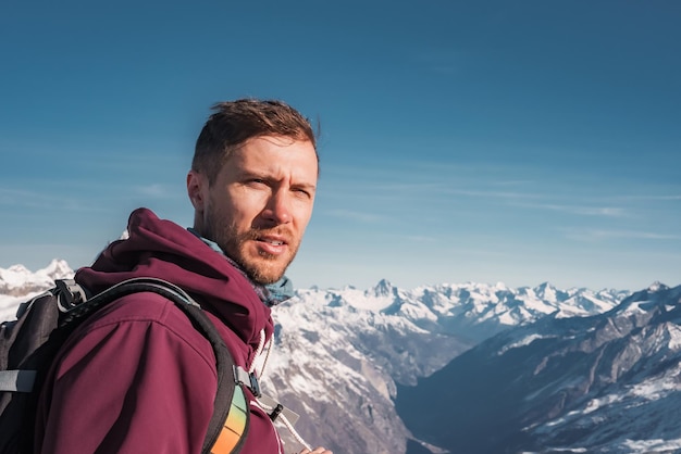 Jeune homme au sommet du paradis du glacier du cervin