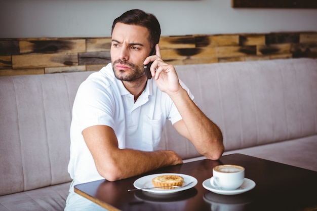 Jeune homme au téléphone