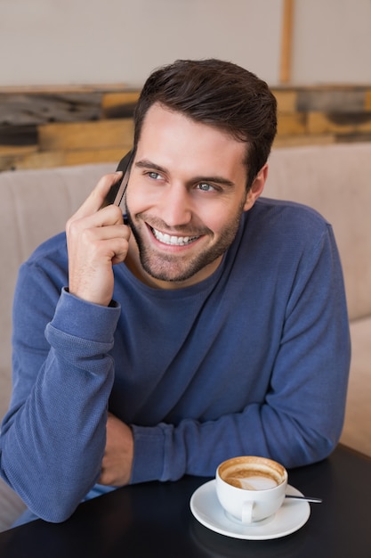 Jeune homme au téléphone