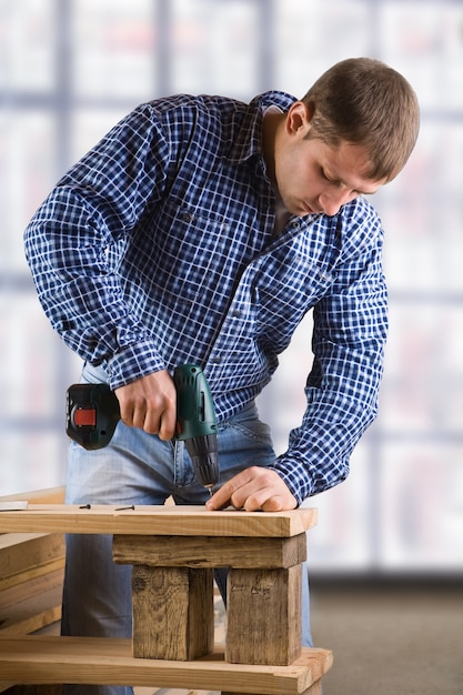 Jeune homme au travail