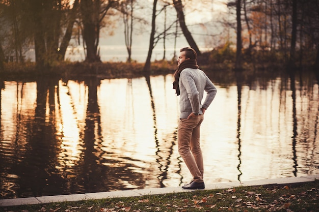 Jeune homme en automne