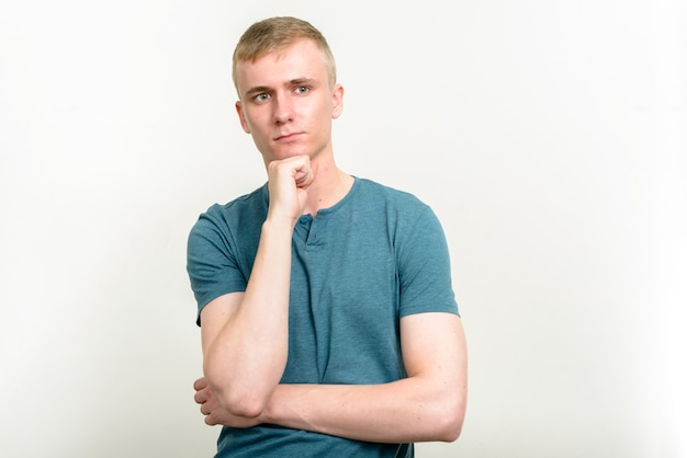 jeune homme aux cheveux blonds sur blanc