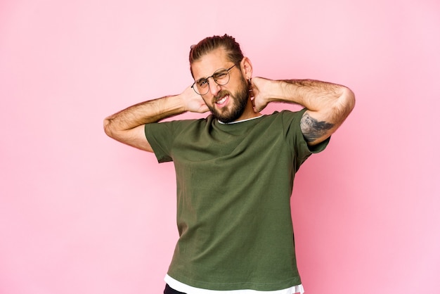 Jeune homme aux cheveux longs regarde l'arrière de la tête, pense et fait un choix.