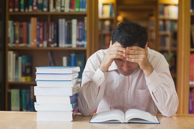 Jeune homme aux cheveux noir, lisant un livre