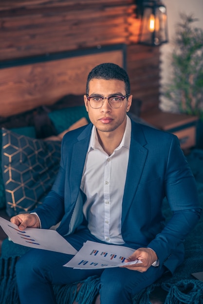 Jeune homme aux cheveux noirs à lunettes à la sérieuse